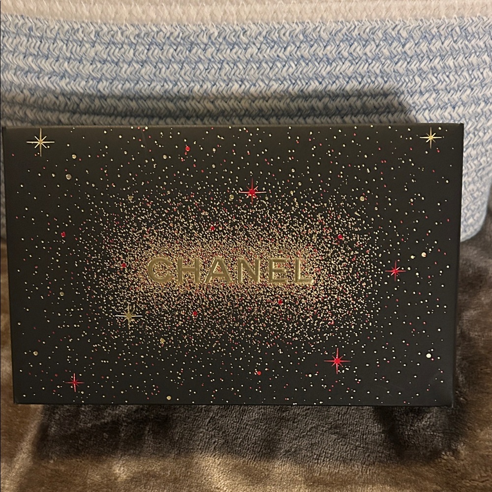 CHANEL Red Tweed Cosmetic Case - Picture 6 of 6